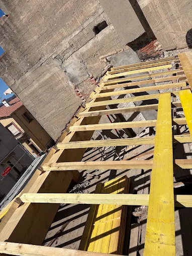 Travaux de couverture · Bompas